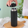 Isolierte Metallwasserflasche mit Strohhalm