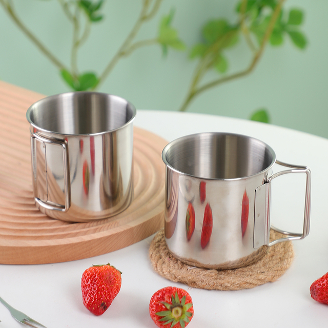 Outdoors Cup Campingmugg i rostfritt st&aring;l med hopf&auml;llbart handtag