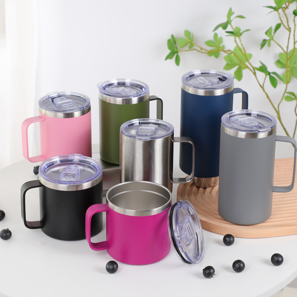 Izolowany, pr&oacute;żniowy kubek podr&oacute;żny ze stali nierdzewnej o podw&oacute;jnych ściankach, z uchwytem i szczelną pokrywką