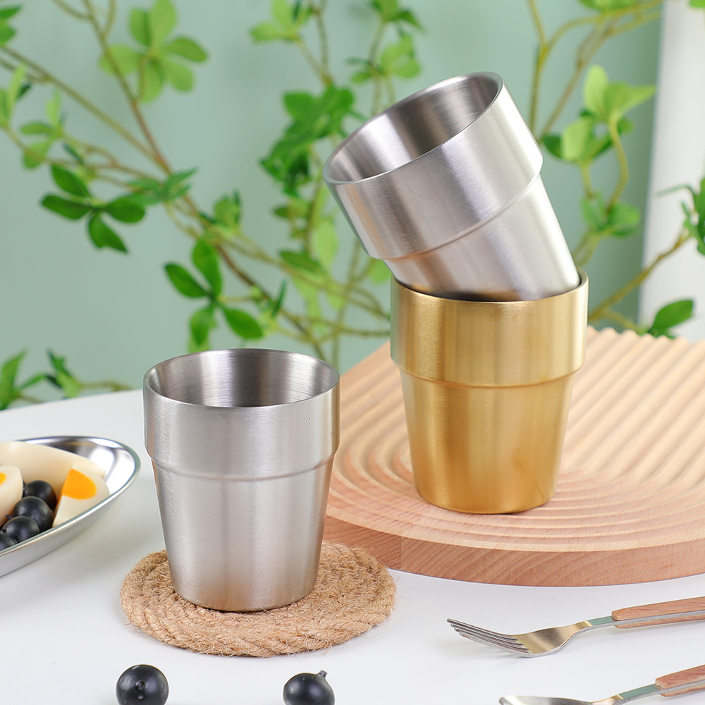 Cốc bia bằng th&eacute;p kh&ocirc;ng gỉ xếp chồng l&ecirc;n nhau bằng kim loại 304 c&oacute; tường đ&ocirc;i di động ngo&agrave;i trời