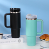 Taza aislante reutilizable con tapa y pajita.